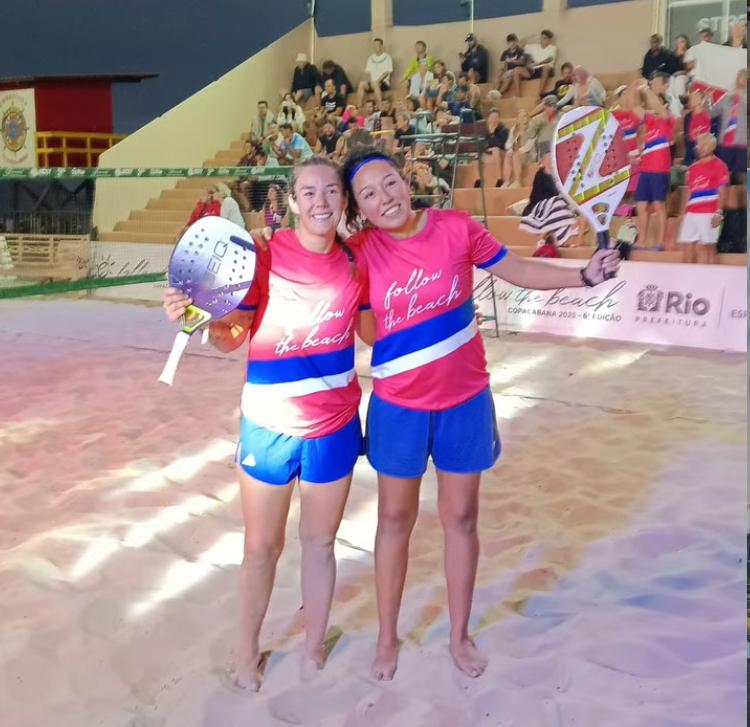 Coppia con racchette a un evento di beach tennis. Archivio di Catalina Álvarez - Professora de Beach Tennis, insegnante a Morro de São Paulo.