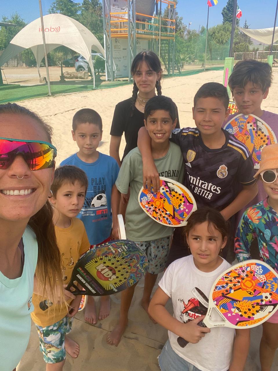 Gruppo di bambini con racchette da beach tennis. Archivio di Catalina Álvarez - Professora de Beach Tennis, insegnante a Morro de São Paulo.