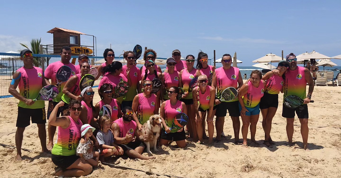 Gruppo con racchette in spiaggia. Archivio di Catalina Álvarez - Professora de Beach Tennis, insegnante a Morro de São Paulo.