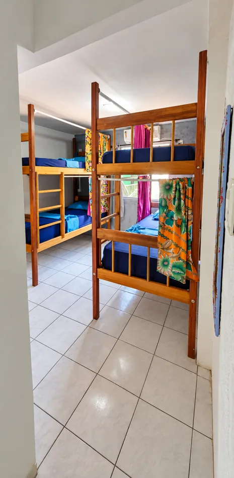 Dormitori per 4 persone — Mundo da Lua Hostel, Terceira Praia, Morro de São Paulo, Bahia. 03 · Terza spiaggia