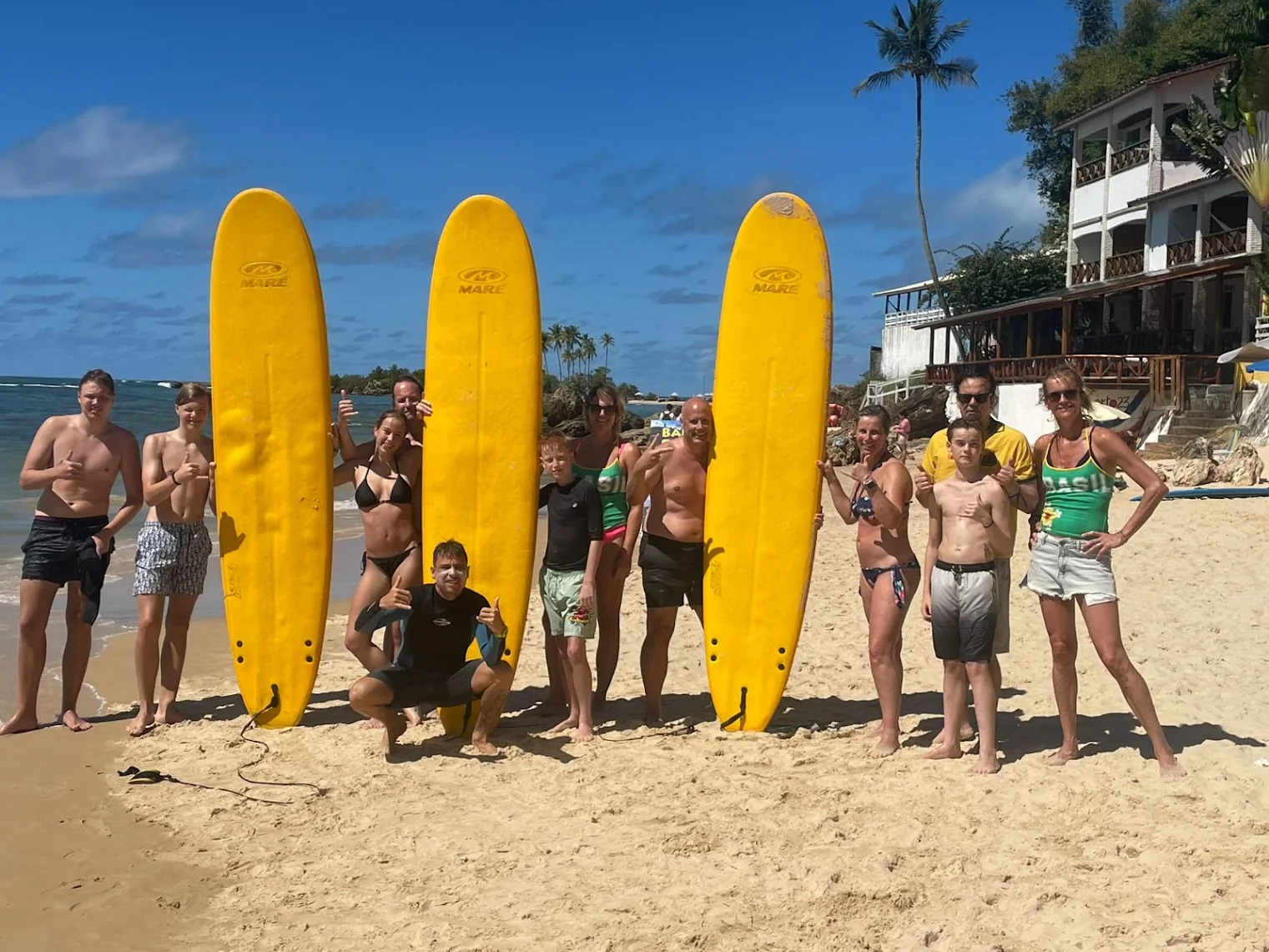 Participantes con tablas en la playa — Surf School MSP · Primera Playa · Morro de São Paulo, Bahia