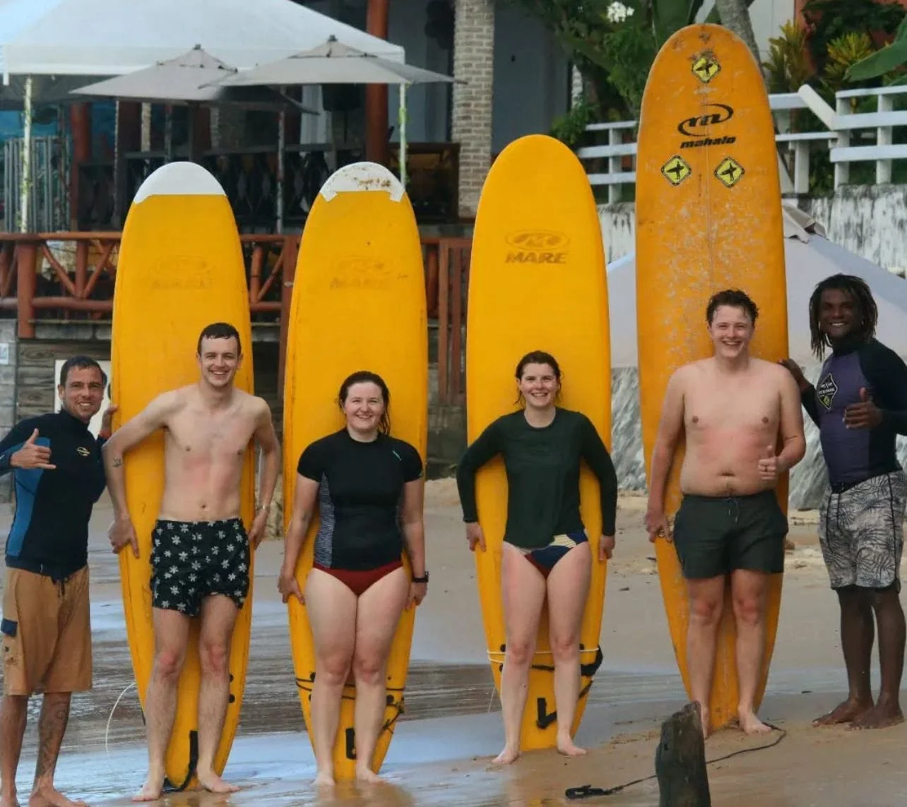Grupo con tablas amarillas en la playa · Surf School MSP · Primera Playa · Morro de São Paulo, Bahia