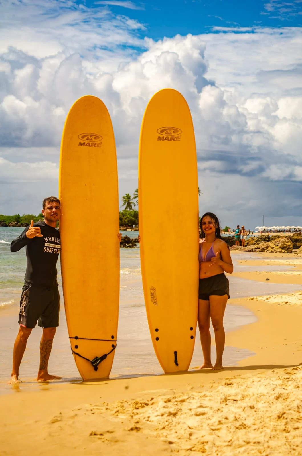 Participantes con tablas en la arena de la playa · Surf School MSP · Primera Playa · Morro de São Paulo, Bahia