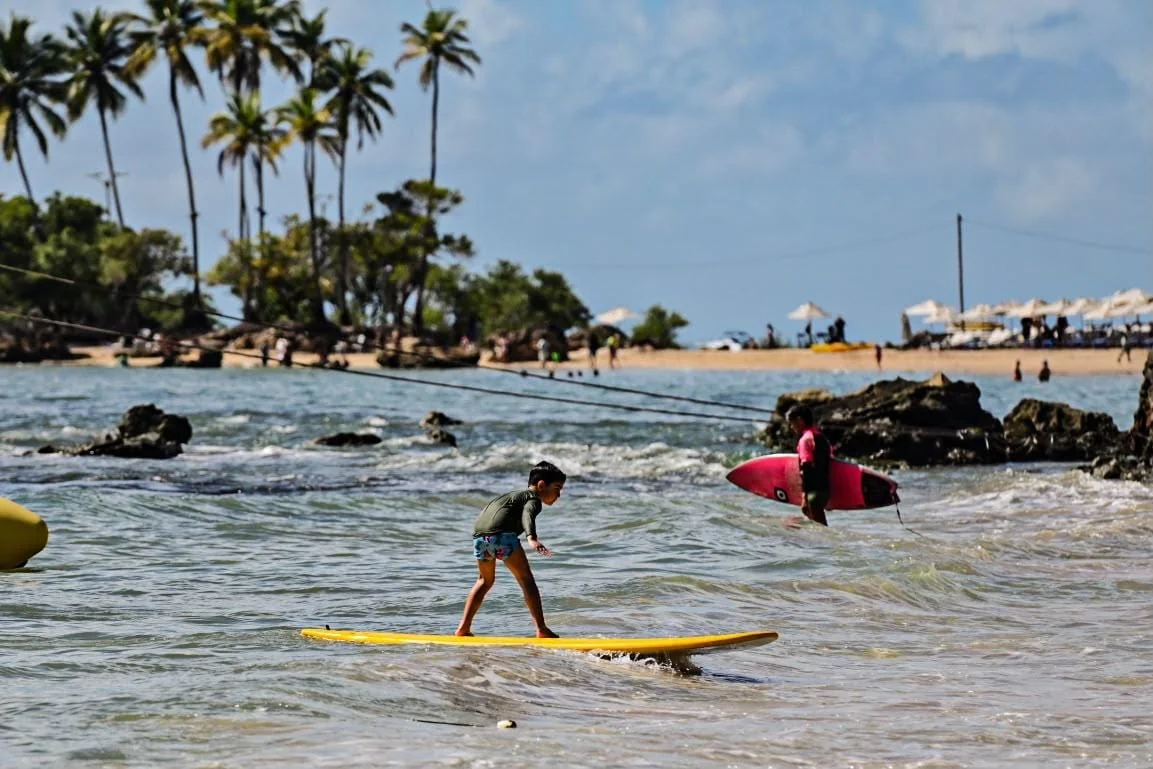 Práctica de surf en agua poco profunda en la Primera Playa · Surf School MSP · Morro de São Paulo, Bahia