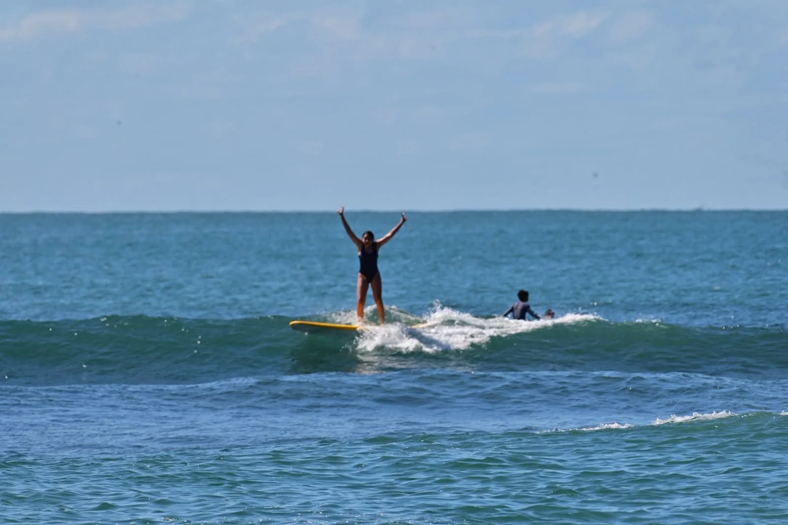 Participante surfeando una ola · Surf School MSP · Primera Playa · Morro de São Paulo, Bahia